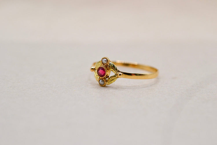 Bague Art nouveau en or jaune et vert 18 carats rubis perles 58 Facettes 3925