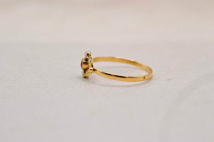 Bague Art nouveau en or jaune et vert 18 carats rubis perles 58 Facettes 3925