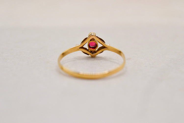 Bague Art nouveau en or jaune et vert 18 carats rubis perles 58 Facettes 3925