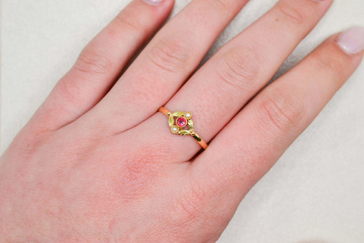 Bague Art nouveau en or jaune et vert 18 carats rubis perles 58 Facettes 3925