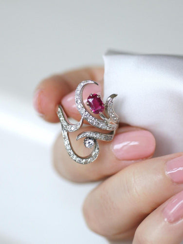 Bague 61 Arabesque - Bague en or blanc rubis birman et diamants 58 Facettes
