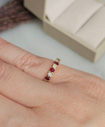 Bague 47 Bague demi-alliance rubis et diamants en or rose 18 carats 58 Facettes 697