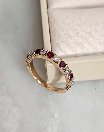 Bague 47 Bague demi-alliance rubis et diamants en or rose 18 carats 58 Facettes 697