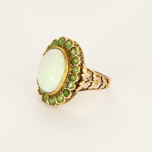 Bague 54 Charmante Bague en or jaune opale et péridots. 58 Facettes GAP1897