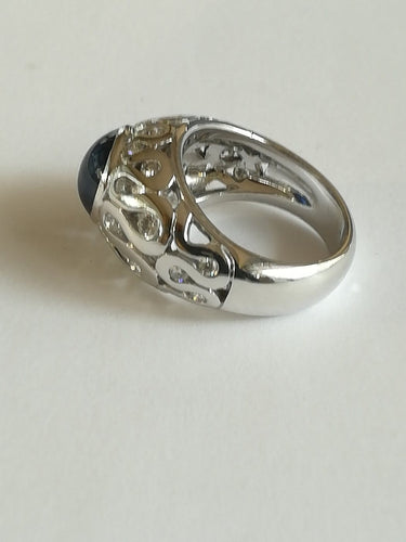 Bague 52 Bague dôme - Saphir cabochon et diamants en or blanc 18 ct 58 Facettes 01354