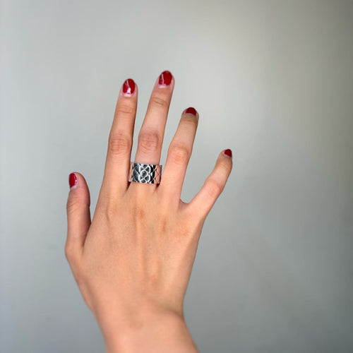 Bague 55 CHANEL Matelassée - Bague bandeau en or blanc 750‰ 58 Facettes 260097R