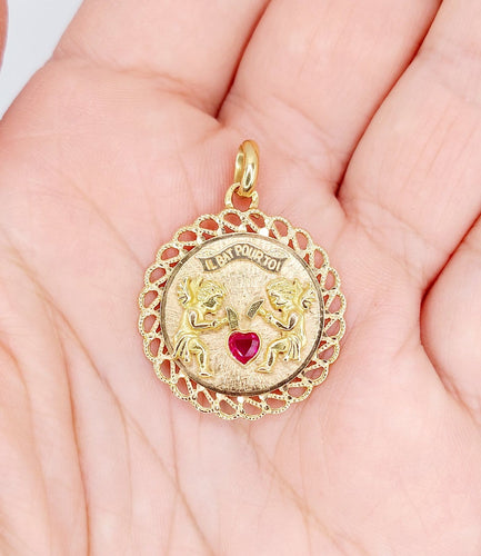 Pendentif Pendentif médaille d’amour en or rose 18k, rubis synthétique 58 Facettes A06908