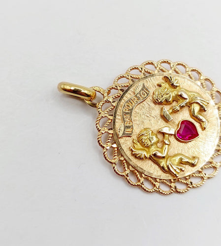 Pendentif Pendentif médaille d’amour en or rose 18k, rubis synthétique 58 Facettes A06908