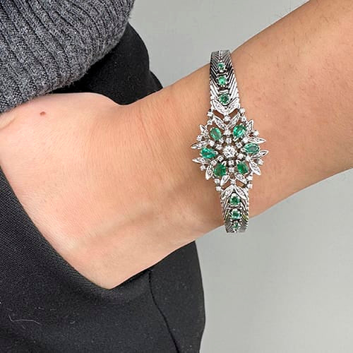 https://api-ledial.emberware.it/app/uploads/2026/03/41153-bracciale-oro-semirigido-diamanti-smeraldi_51b.jpg