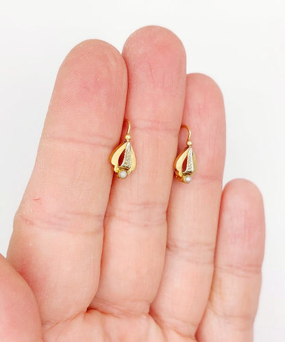 Boucles d'oreilles Dormeuses anciennes - Boucles d'oreilles en or 18k et semences de perles 58 Facettes A06902