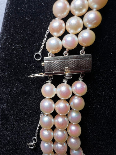 Collier Collier 3 rangs de perles de culture Akoya, fermoir en or 18K, 42 cm 58 Facettes 935