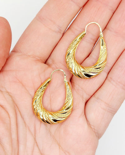 Boucles d'oreilles Créoles XXL vintage à motifs géométriques en or jaune 18k 58 Facettes A06929