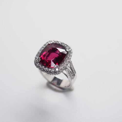 Bague 53.5 Bague rubellite et diamants en or jaune 18 carats 58 Facettes 5427