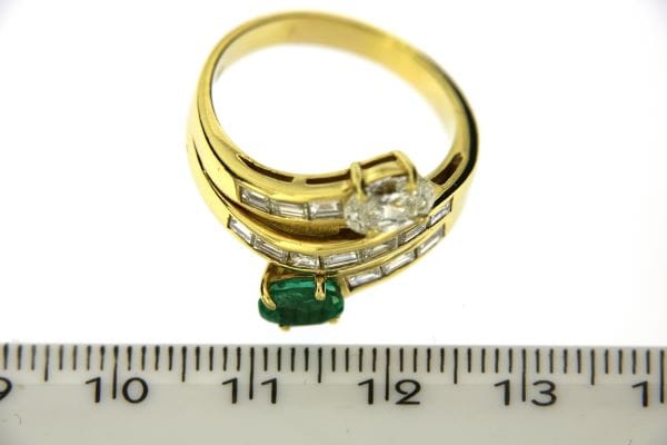 Bague 55 Bague contrarié en or jaune 18 ct avec diamants et émeraude 58 Facettes 13620