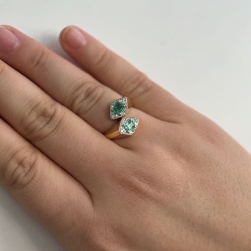 Bague 58 Bague contrarié double losange en or jaune et or blanc 18 ct, diamants et émeraudes 58 Facettes 26976