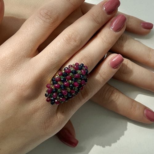 Bague 57 Bague bandeau ovale bombée en or jaune 18 ct avec rubis, saphirs et émeraudes 58 Facettes 34063