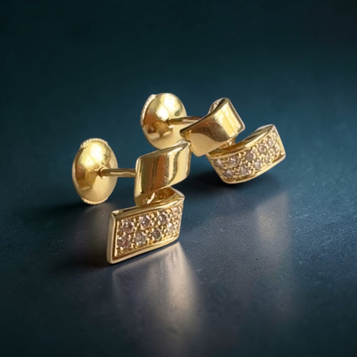 Boucles d'oreilles Boucles d’oreilles - Croix pavées de diamants en or jaune 18 carats 58 Facettes 384