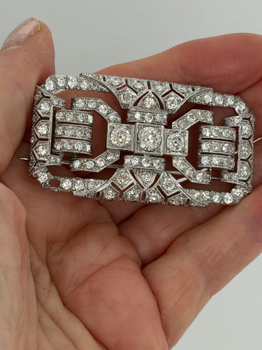 Broche Broche plaque en platine - Motif géométrique ajouré et diamants 5,00 ct 58 Facettes LOT 7510