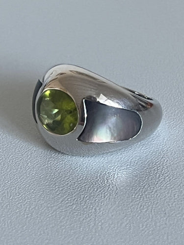 Bague 51 Mauboussin Aloha - Bague en or gris 18k péridot et nacre 58 Facettes LOT 7433