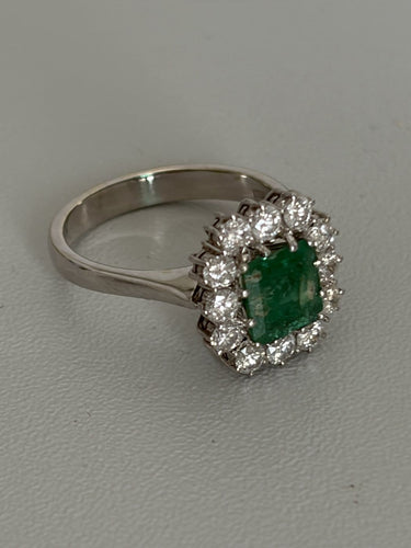 Bague 52 Bague en or gris 18k avec émeraude et diamants 58 Facettes LOT 7471A