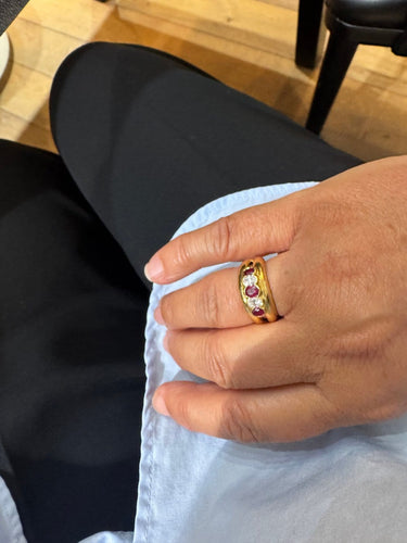 Bague 55 Bague ancienne en or jaune 18 carats, diamants et rubis « sang de pigeon » 58 Facettes bague
