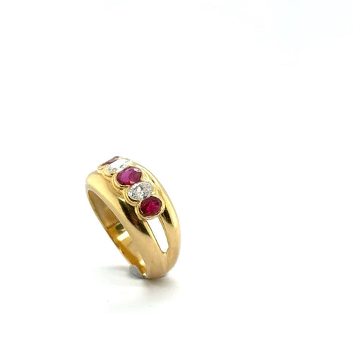 Bague 55 Bague ancienne en or jaune 18 carats, diamants et rubis « sang de pigeon » 58 Facettes bague