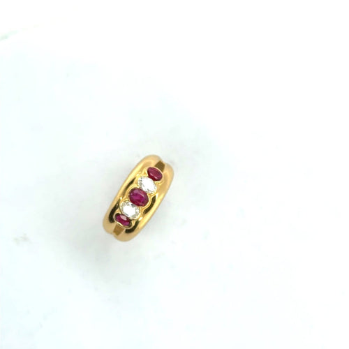Bague 55 Bague ancienne en or jaune 18 carats, diamants et rubis « sang de pigeon » 58 Facettes bague