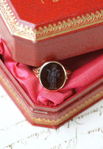 Bague 68 Bague ancienne intaille Cupidon et libellule en or rose 18 ct 58 Facettes