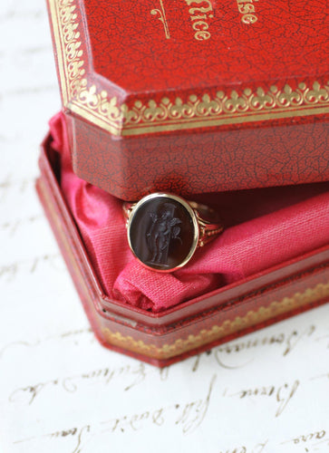 Bague 68 Bague ancienne intaille Cupidon et libellule en or rose 18 ct 58 Facettes