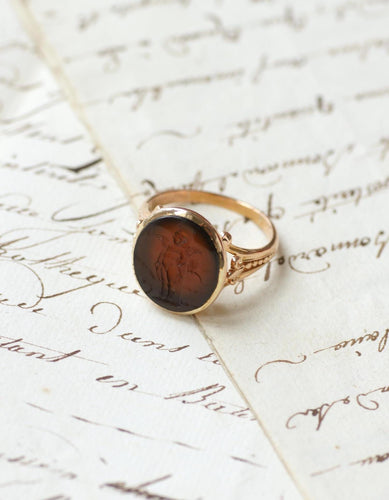 Bague 68 Bague ancienne intaille Cupidon et libellule en or rose 18 ct 58 Facettes