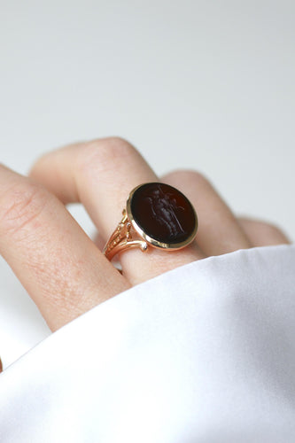 Bague 68 Bague ancienne intaille Cupidon et libellule en or rose 18 ct 58 Facettes