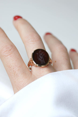 Bague 68 Bague ancienne intaille Cupidon et libellule en or rose 18 ct 58 Facettes