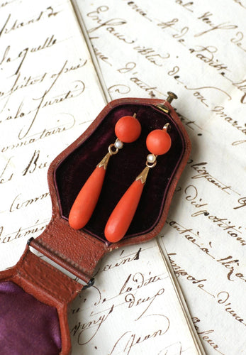 Boucles d'oreilles Boucles d’oreilles pendantes goutte corail et perle en or jaune 18 ct 58 Facettes