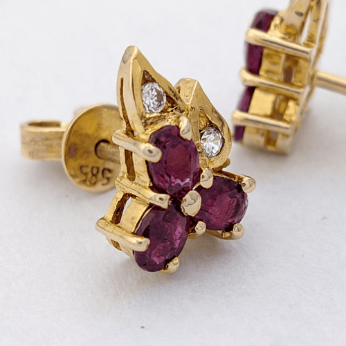 Boucles d'oreilles Boucles d’oreilles - Motif floral en or jaune 14 carats rubis et diamants 58 Facettes 35337