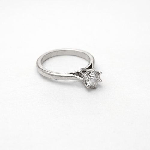 Bague 51 Bague solitaire en or blanc 18 carats et diamant taille brillant 58 Facettes 35216