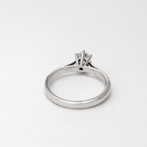 Bague 51 Bague solitaire en or blanc 18 carats et diamant taille brillant 58 Facettes 35216