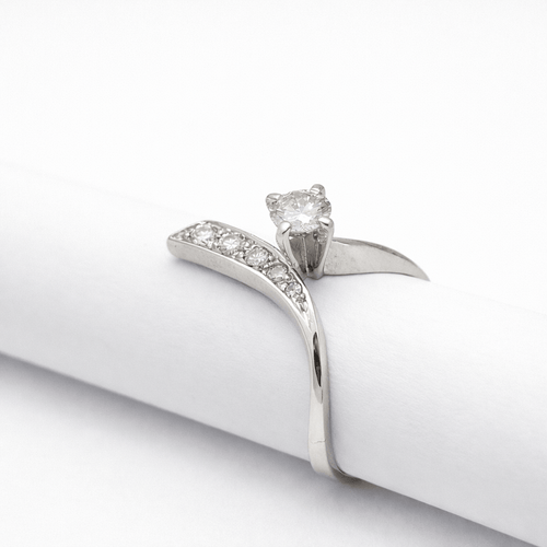 Bague 51 Bague solitaire contemporaine en or blanc 18 carats et diamants 58 Facettes 35218