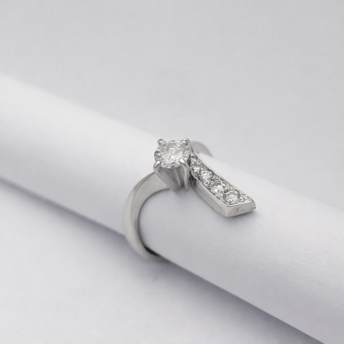 Bague 51 Bague solitaire contemporaine en or blanc 18 carats et diamants 58 Facettes 35218
