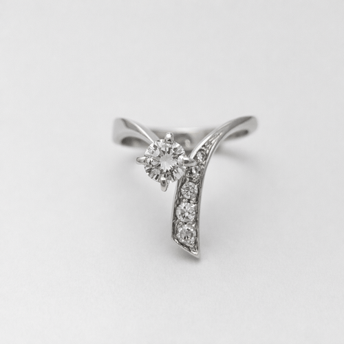 Bague 51 Bague solitaire contemporaine en or blanc 18 carats et diamants 58 Facettes 35218