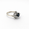Bague 52 Bague fleur en or blanc 18 carats avec saphir et diamants 58 Facettes 35151