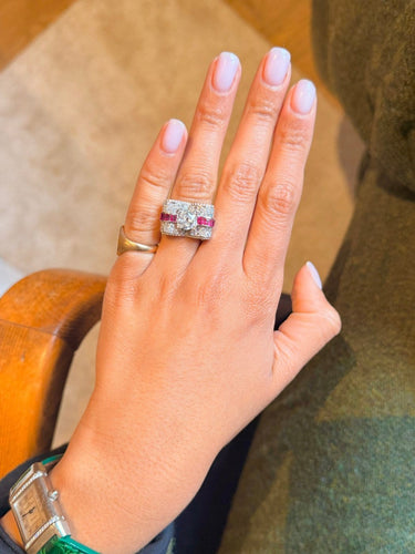 Bague 52.5 Bague Tank en or blanc 18 carats avec diamants et rubis 58 Facettes bague tank diaman