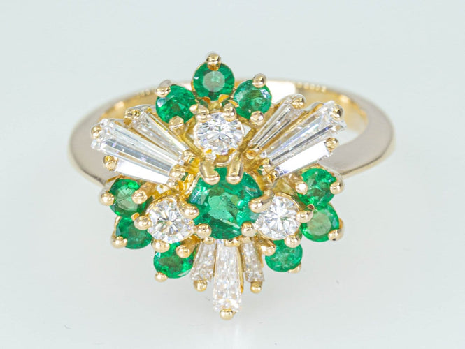 Bague Bague entourage en or jaune 18 ct avec diamants et émeraudes 58 Facettes AX01