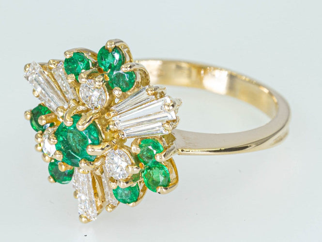 Bague Bague entourage en or jaune 18 ct avec diamants et émeraudes 58 Facettes AX01
