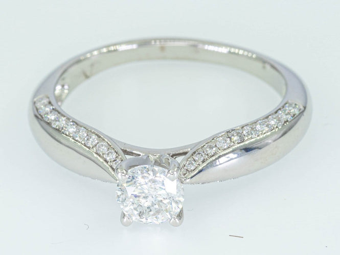Bague 59 Bague entourage en or blanc 14 kt et diamants 1,15 ct 58 Facettes AR01