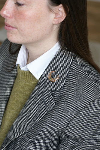 Broche Broche croissant de lune ancienne en or rose 18 ct, diamants et émeraudes 58 Facettes