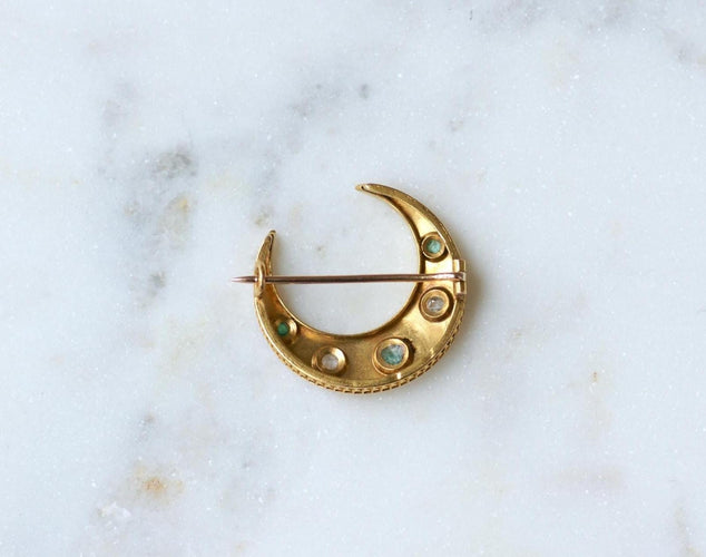 Broche Broche croissant de lune ancienne en or rose 18 ct, diamants et émeraudes 58 Facettes