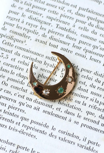 Broche Broche croissant de lune ancienne en or rose 18 ct, diamants et émeraudes 58 Facettes