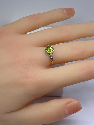 Bague 51 Bague en or jaune 18 carats au péridot et diamants 58 Facettes AB699