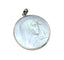 Pendentif Médaille Vierge en nacre et or blanc 18 carats, 26,5 mm 58 Facettes AB697