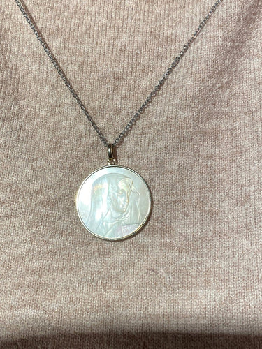 Pendentif Médaille Vierge en nacre et or blanc 18 carats, 26,5 mm 58 Facettes AB697